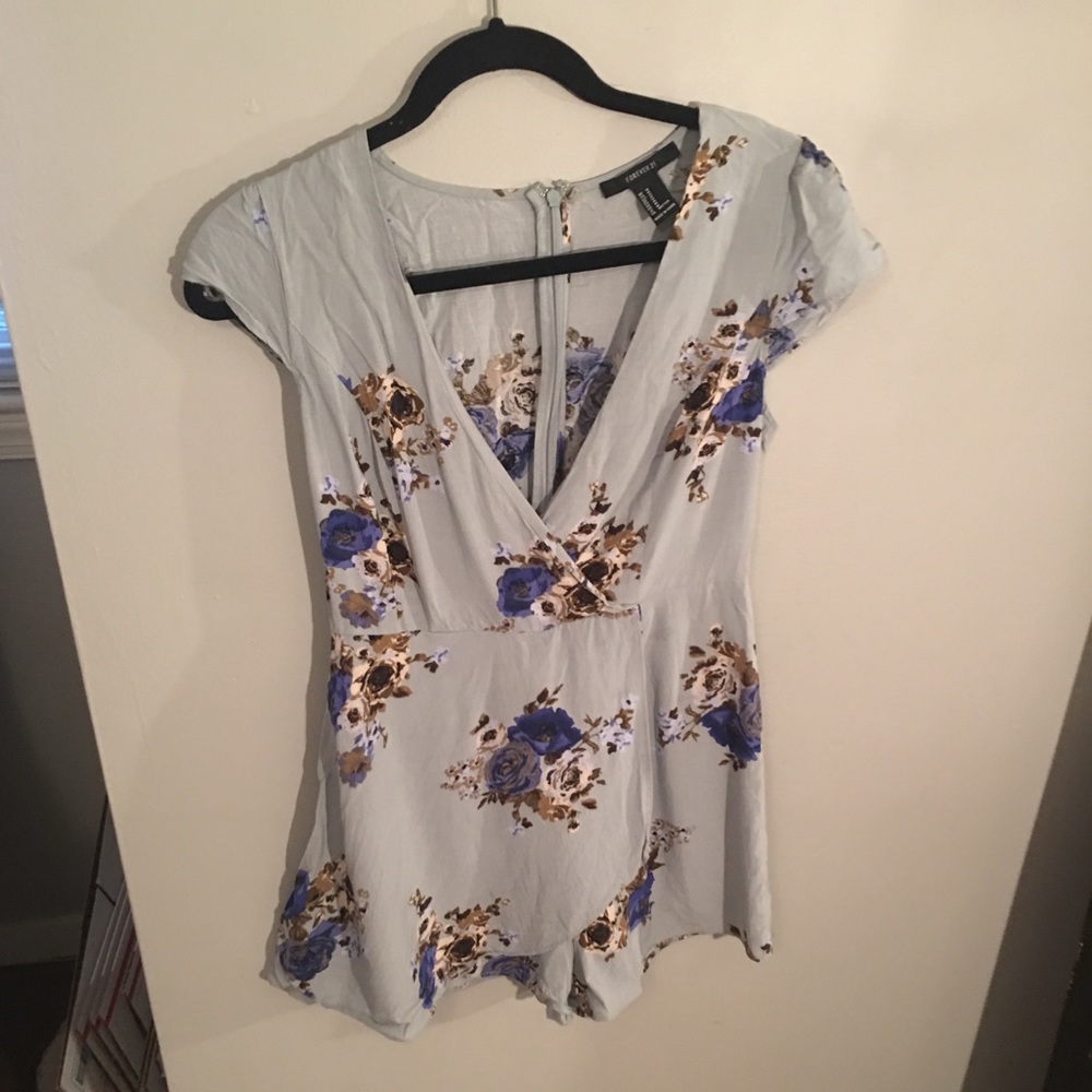 Amazing blue floral romper! 💐